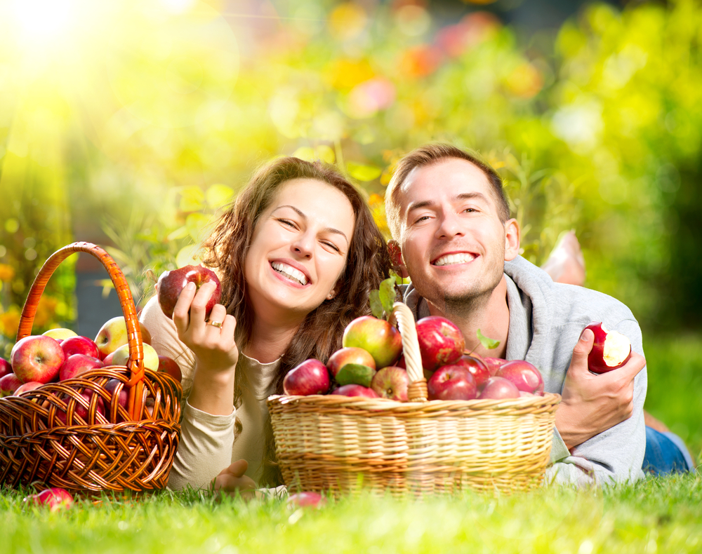 couple enjoys autumn apples